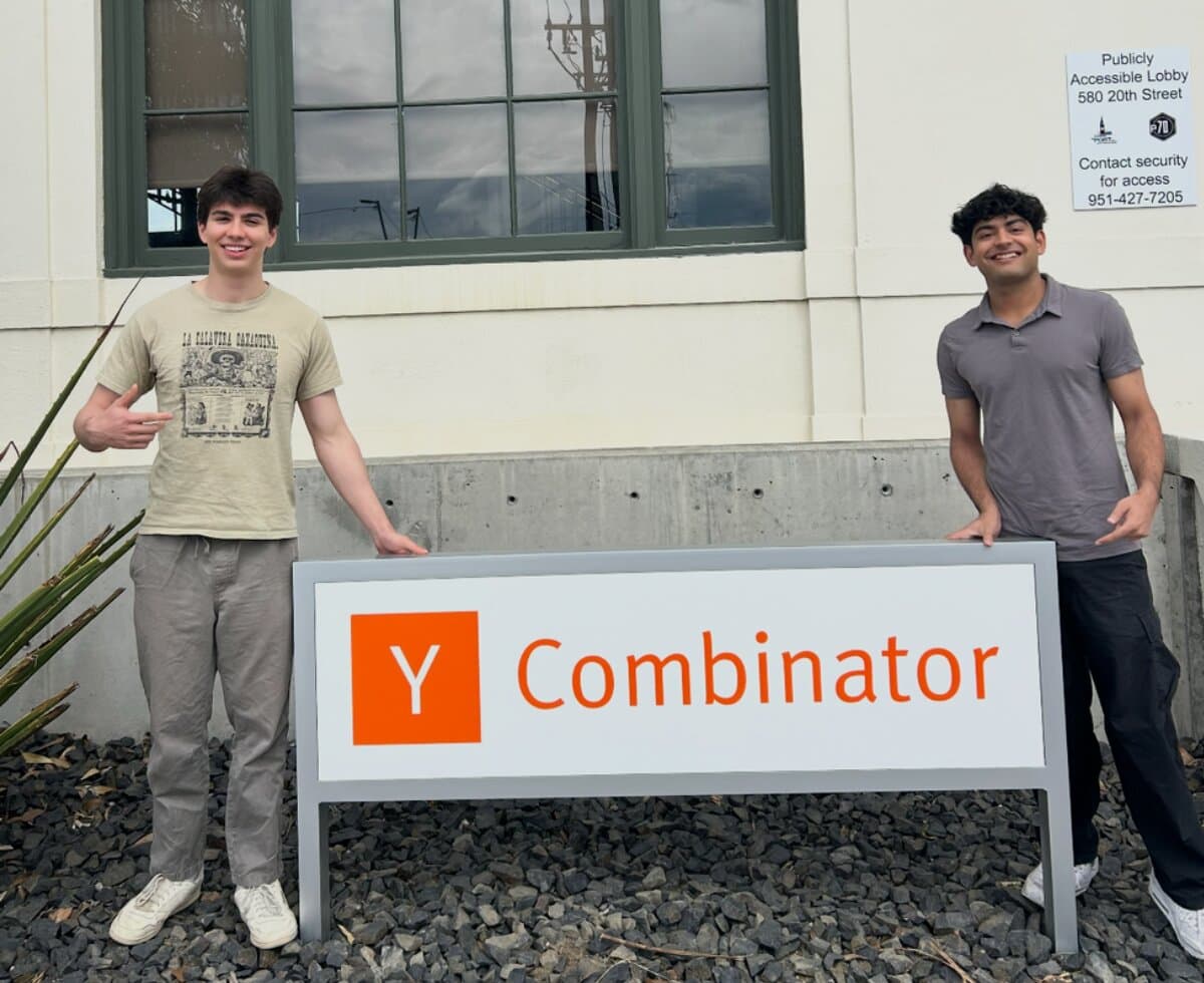 Aryaman Khanna and David Lomelin at the Y Combinator sign